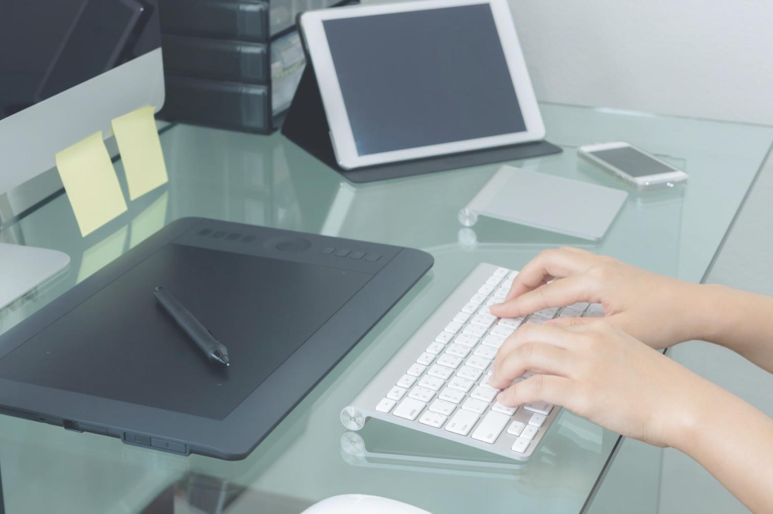 Moderne Büroorganisation mit digitalen Werkzeugen