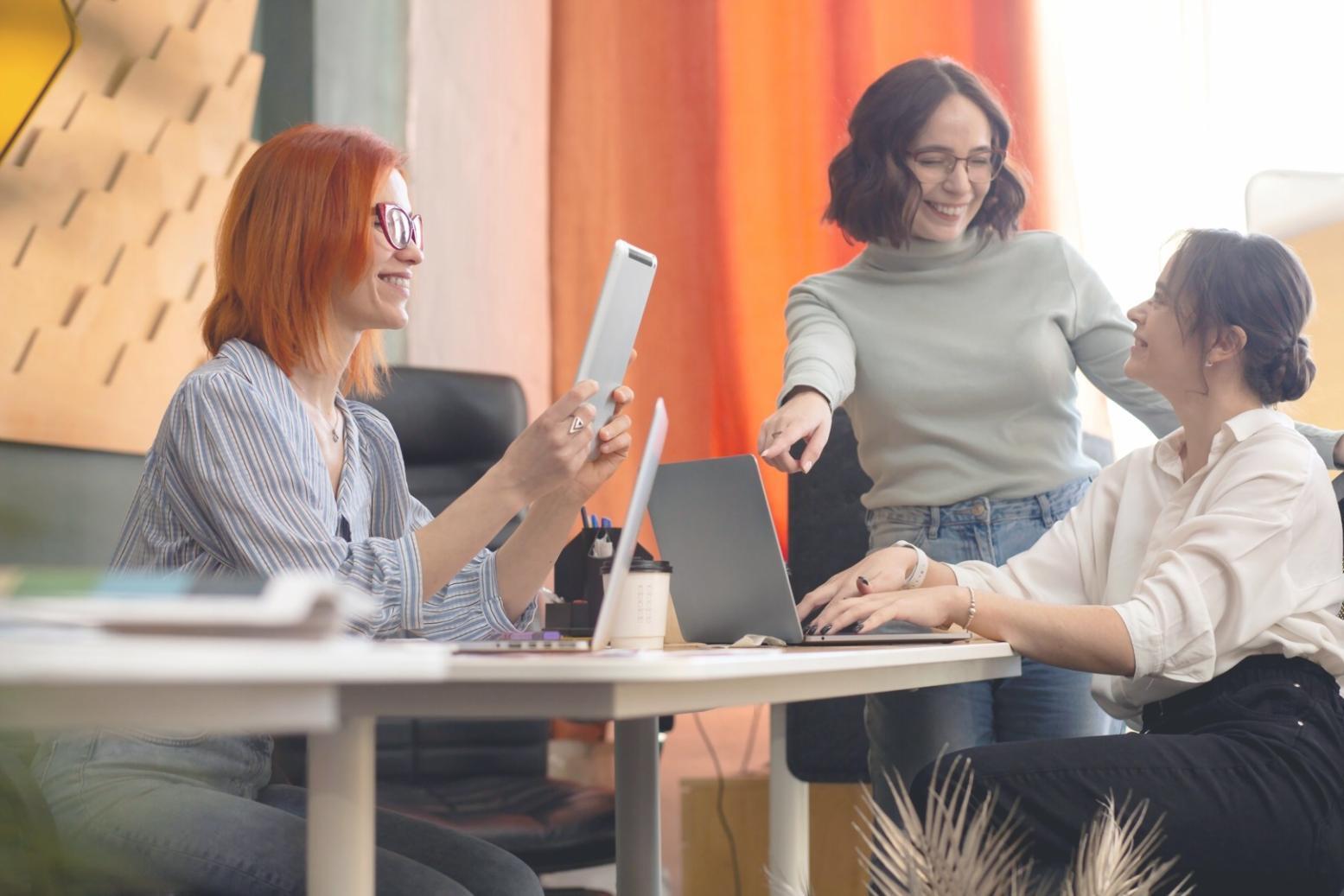 Teilnehmende bei der praktischen Arbeit mit digitalen Verwaltungsprozessen